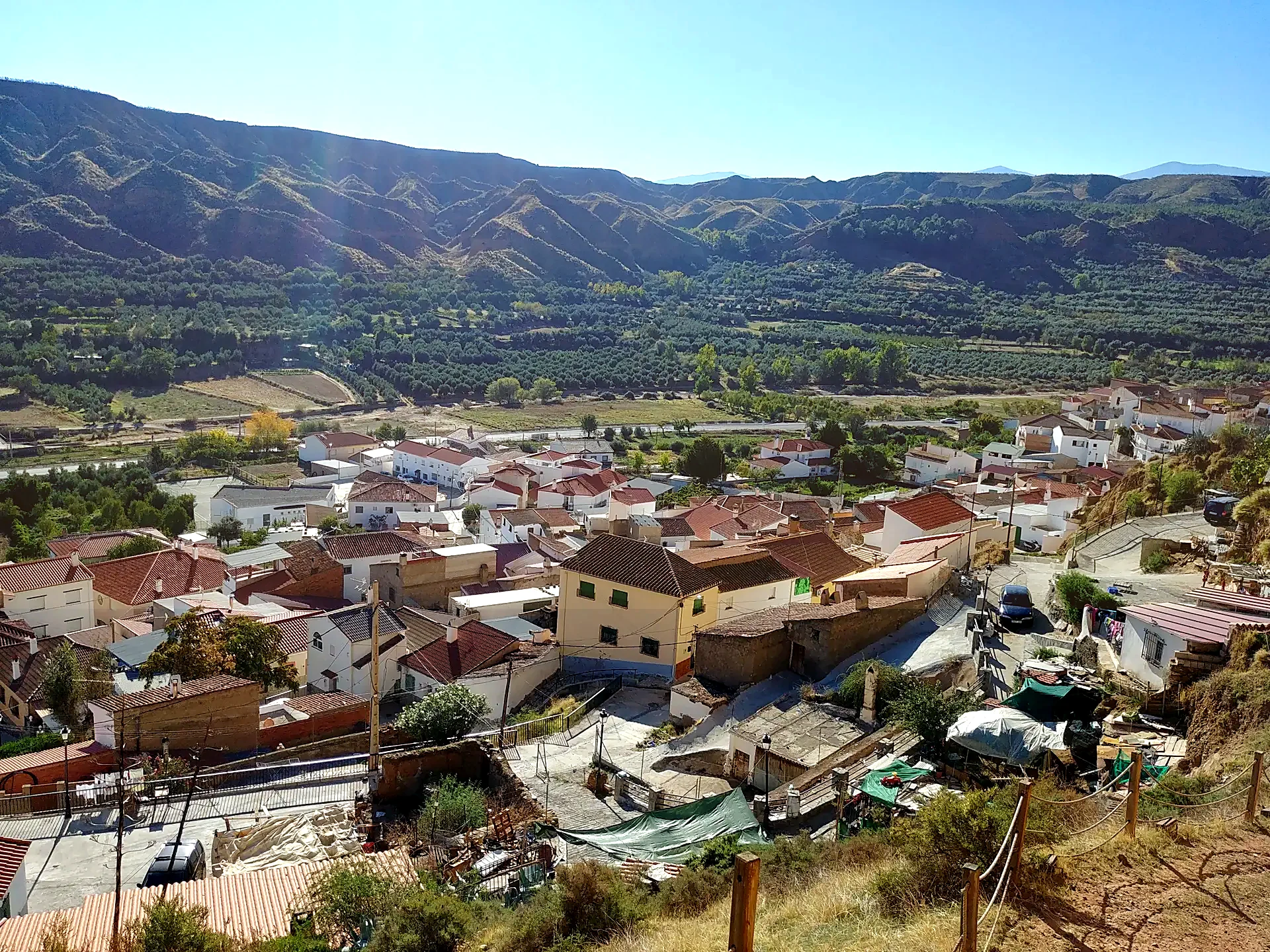 El caserío de Beas y el valle desde La Cávila