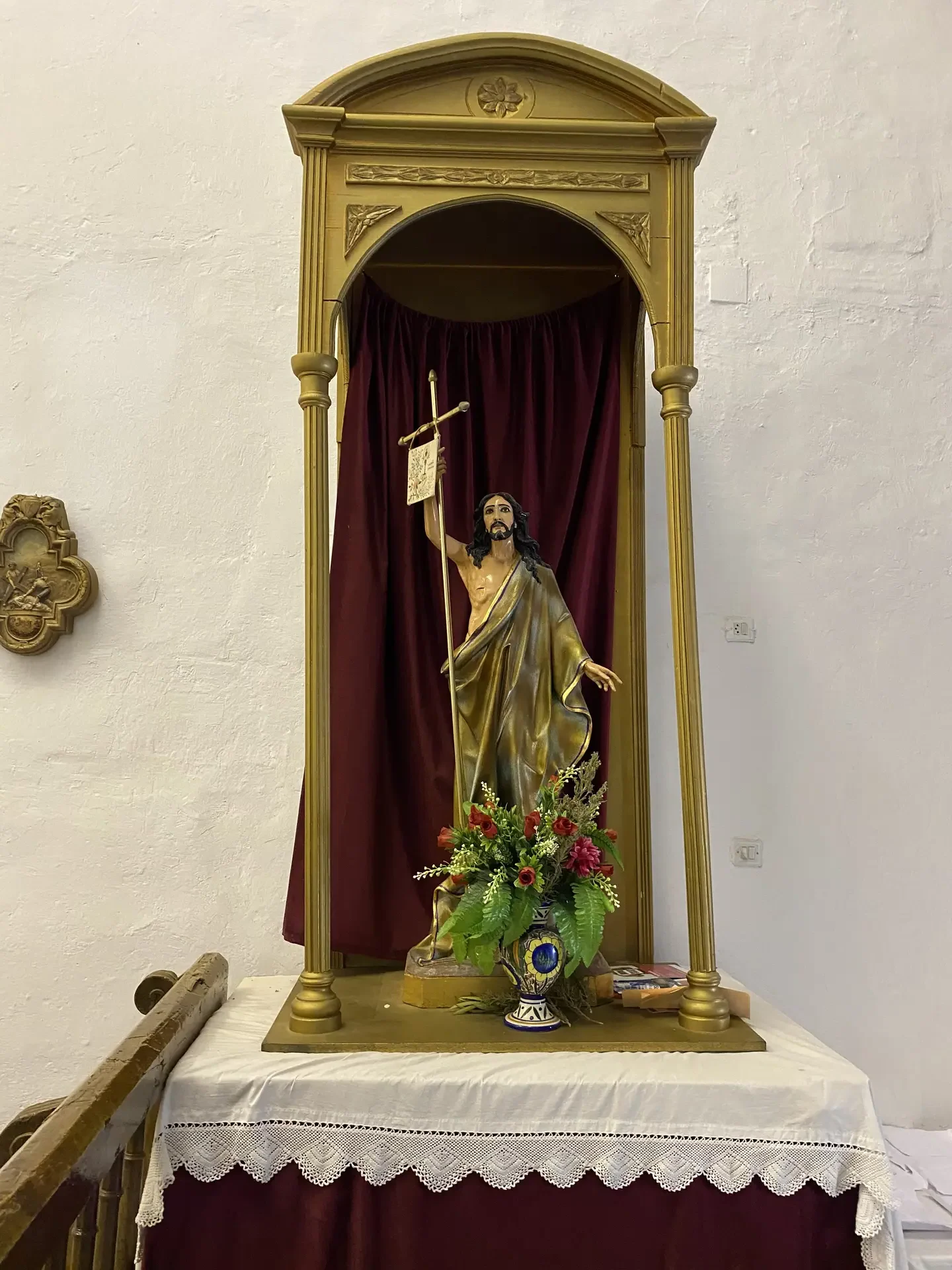 Imagen del Cristo Resucitado entronizada en un templete dorado neoclásico