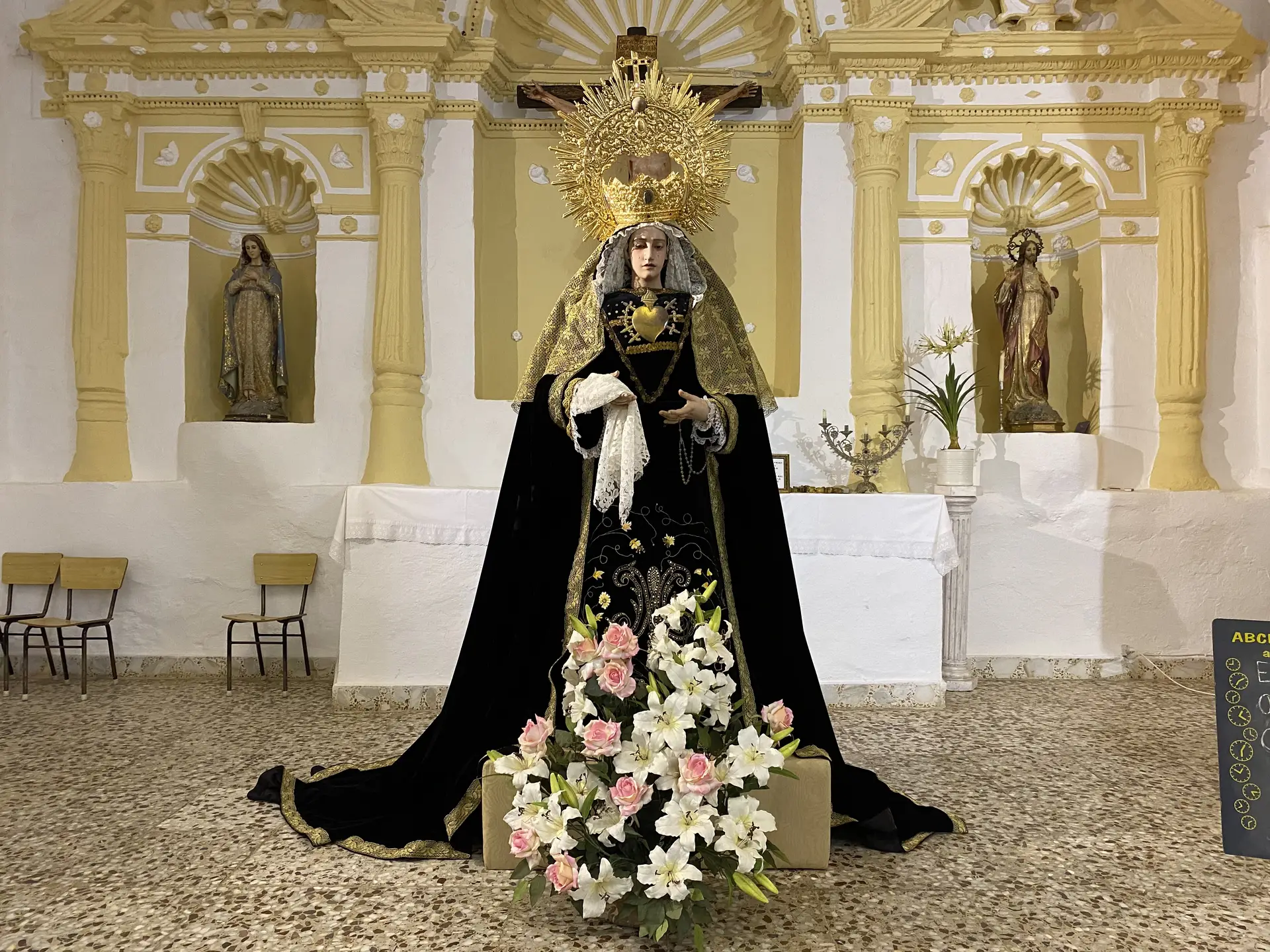 Retablo hornacina lateral con la Dolorosa y molduras de yesería barroca