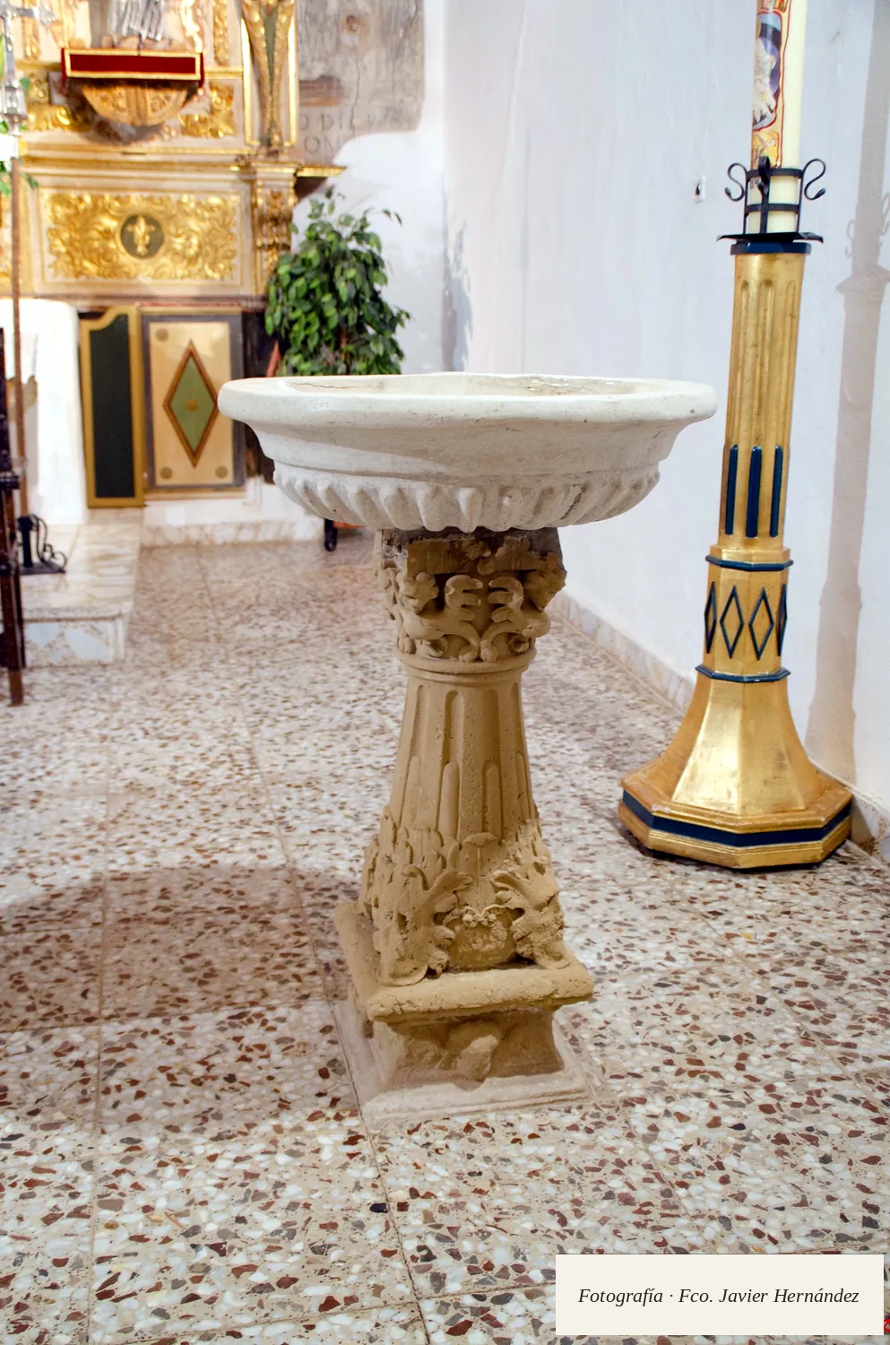 Pila bautismal de cantería con copa gallonada labrada en 1543 por Cristóbal Nuño Cañizares