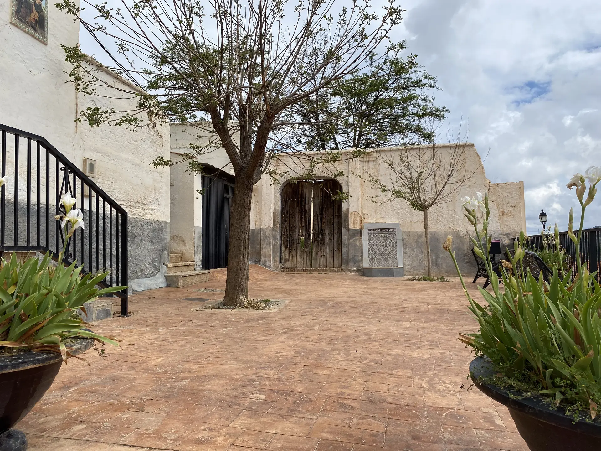 Antiguo cementerio junto a las dependencias anexas de la Iglesia de la Anunciación