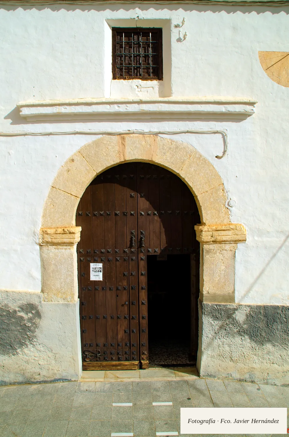 Portada de sillería de piedra arenisca con arco de medio punto y molduras renacentistas