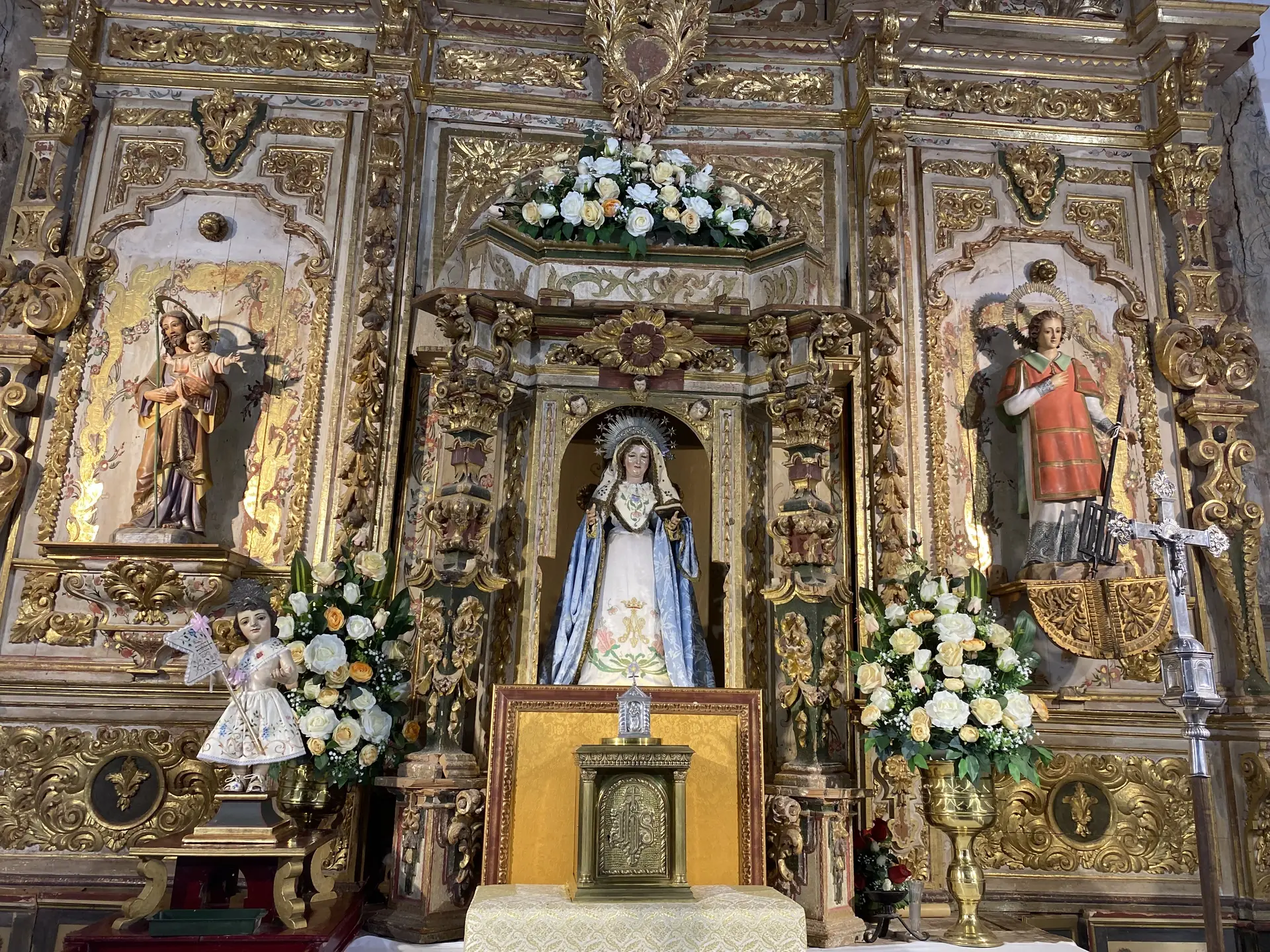 Retablo barroco de madera dorada y policromada en la Capilla Mayor