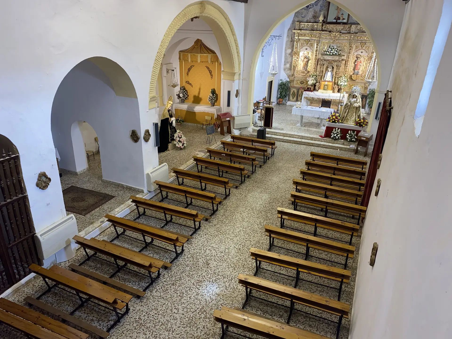 Vista cenital y longitudinal del templo desde la barandilla del coro alto