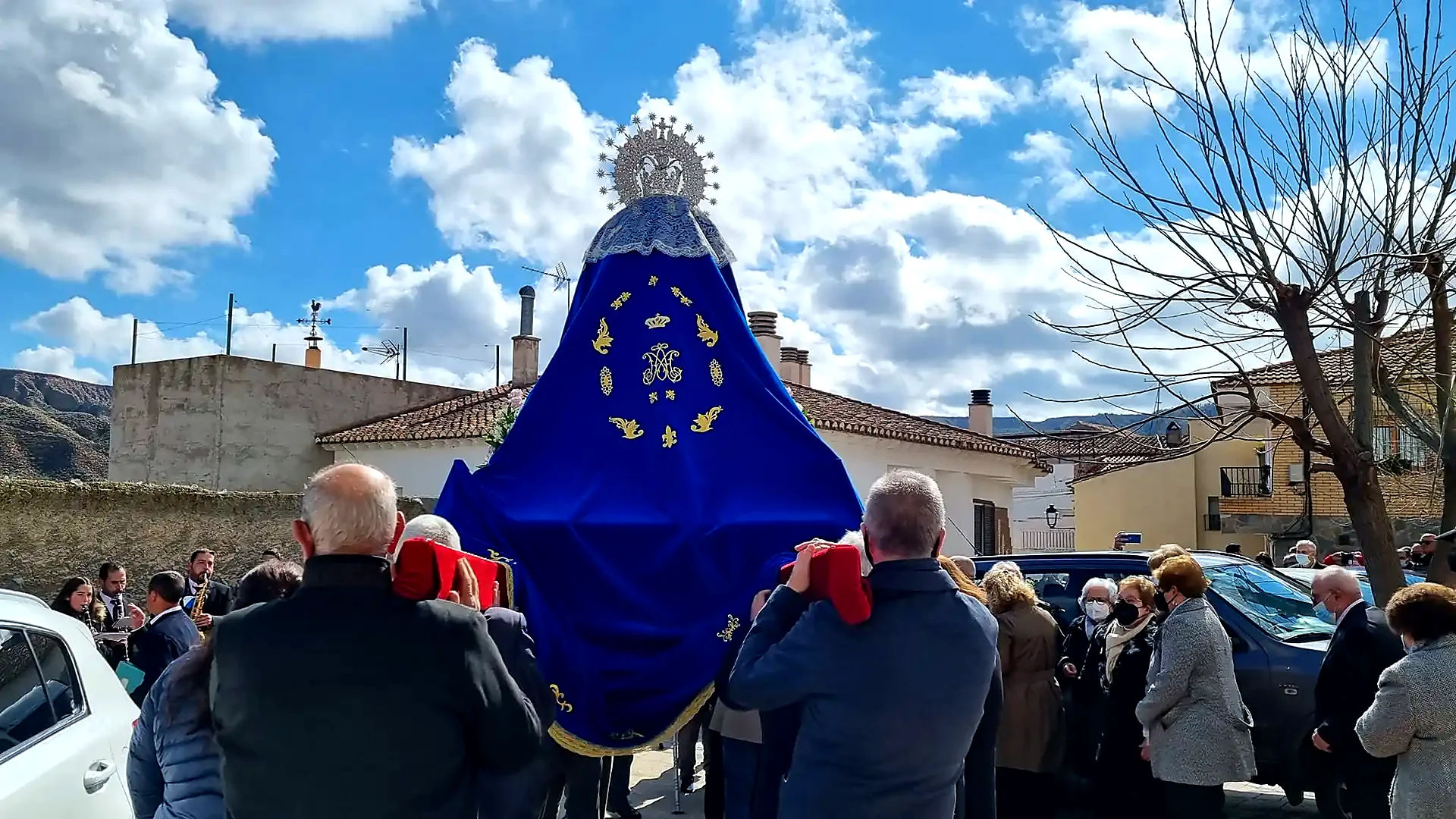 Procesión de la Virgen de la Paz por las calles de Beas de Guadix