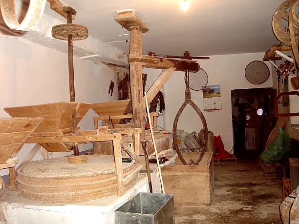 Piedras y mecanismos de madera conservados dentro del molino