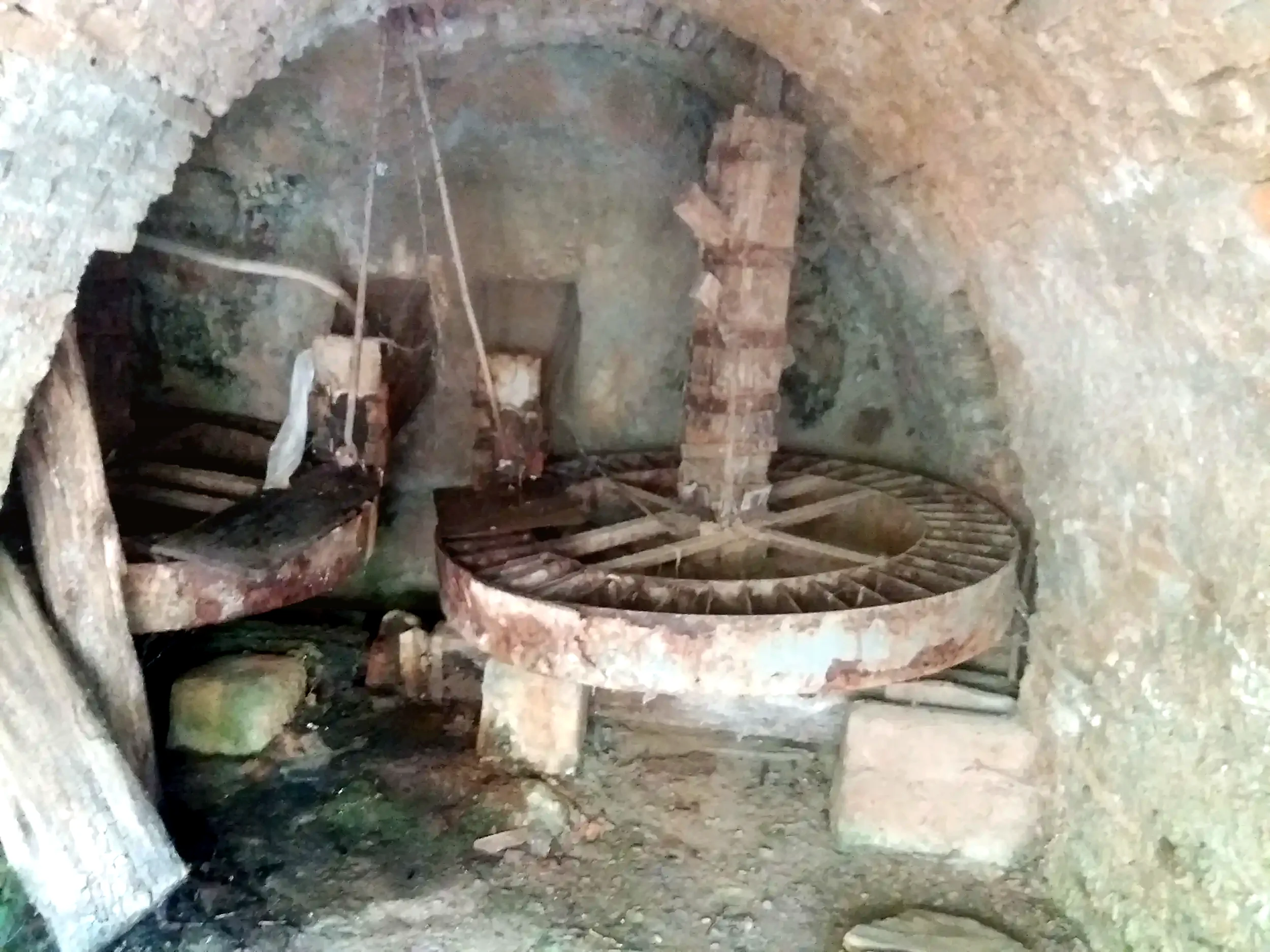 Gran rueda y mecanismos conservados en el interior del molino